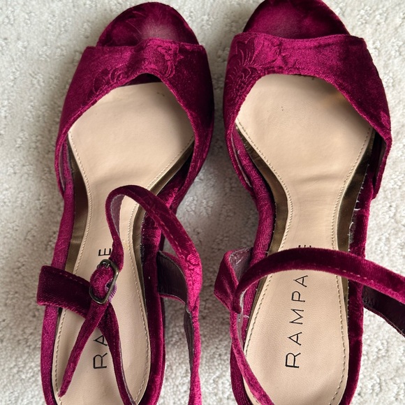 Woman’s Rampage Velvet Wedges patterned 4.5 inch heel. Size 8.5 M, color: Maroon - Picture 5 of 10
